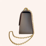 Détail des finitions artisanales du sac à main NAÏA en cuir, création unique par EYNOU.
